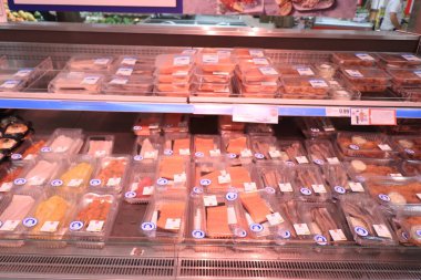 Haarlem, Hollanda, 26 Haziran 2021: Süpermarkette çeşitli önceden paketlenmiş balıklar. Etiketler hakkında Hollandaca, fiyatlar avro