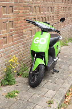 Haarlem, Hollanda - 26 Haziran 2021: Go share uygulamalı scooter kiralama şirketinden kiralık scooter. Go paylaşımı Avrupa 'nın çeşitli şehirlerinde mevcuttur. Kentsel Hareket Konsepti