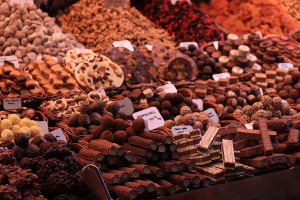 バルセロナ スペイン 2019年9月30日 スペインのバルセロナ市場での様々な種類のチョコレート — ストック写真