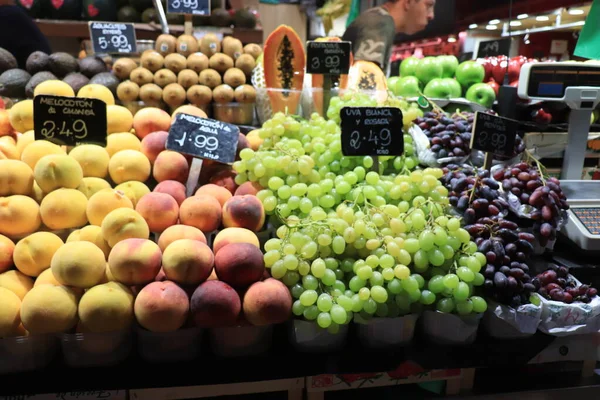 Barcelona España Septiembre 2019 Fruta Colorida Mercado Boquería Exhiben Diferentes — Foto de Stock