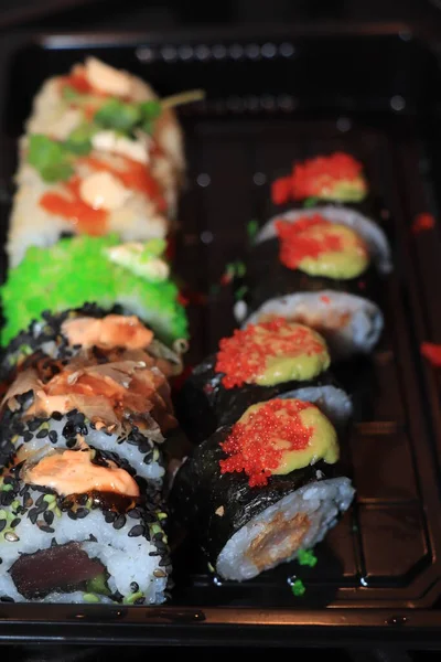 Una Porción Sushi Japonés Varios Tipos Plato Servir —  Fotos de Stock