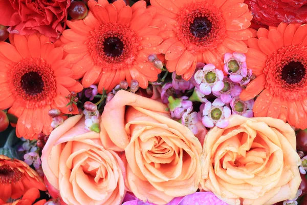 Roze Oranjebloemen Een Groot Trouwcentrum Rozen Gerbera — Stockfoto