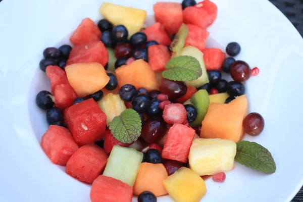 Ensalada Frutas Jugosas Frescas Colores Brillantes Decoradas Con Hojas Menta — Foto de Stock