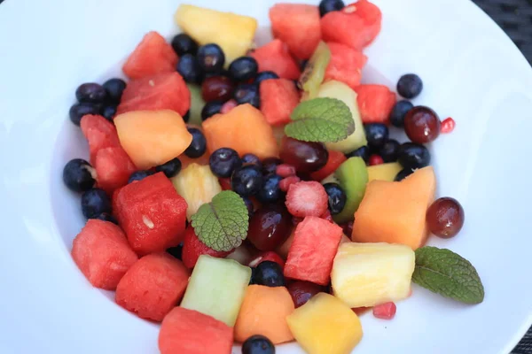 Salada Frutas Suculentas Frescas Cores Brilhantes Decorada Com Folhas Hortelã — Fotografia de Stock