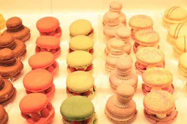 Bir mağazada çeşitli aromalı makarna ve yumuşak renkler sergilenmektedir