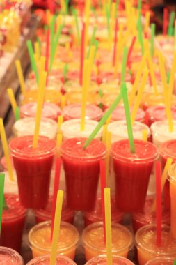 Barcelona 'da bir markette taze meyveli içecekler.