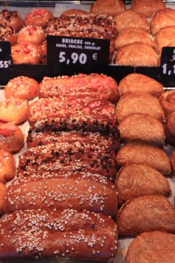 Büyük bir fırında tipik Fransız ekmeği. Çeşit çeşit çikolata, kuru üzüm ve şeker incileri.