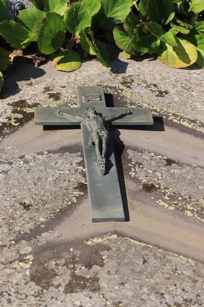 フランス ソーヌ ロワール地方の墓に十字の装飾 — ストック写真