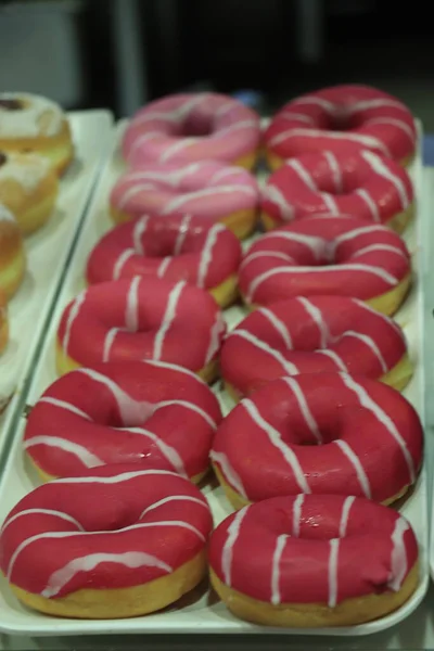 Donuts Gelados Rosa Uma Bandeja Buffet Navios Cruzeiro — Fotografia de Stock
