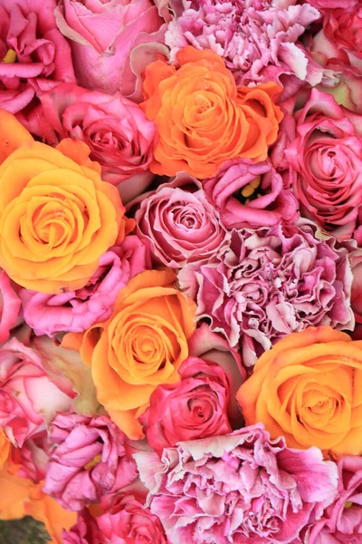 結婚式の花 ピンクとオレンジの様々な色合いのバラ カーネーション リスティアンシス — ストック写真