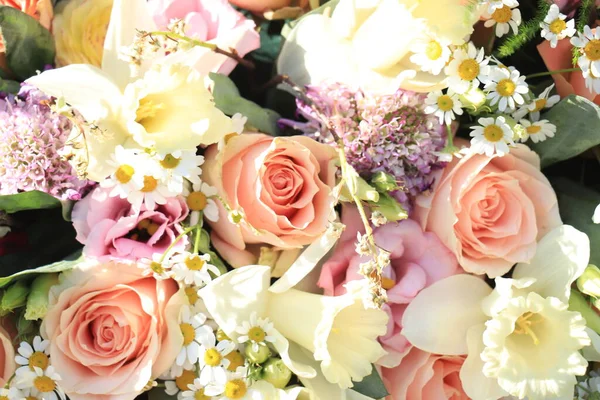 Smíšené Kytice Různými Jarními Květy Pastelových Odstínech — Stock fotografie