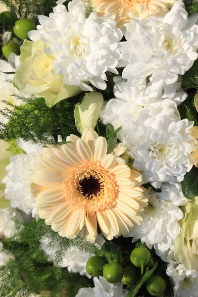 Gerberas Amarillas Mamás Blancas Arreglo Flores Boda — Foto de Stock