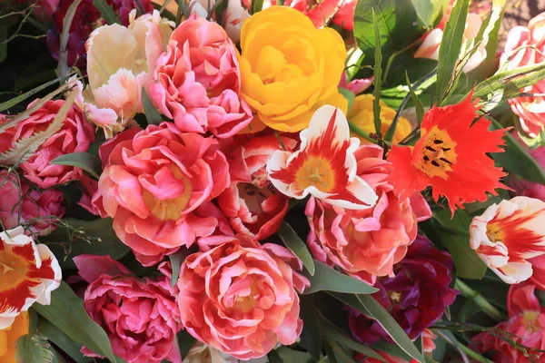 Bunter Frühlingsstrauß Mit Verschiedenen Tulpenarten Verschiedenen Leuchtenden Farben — Stockfoto