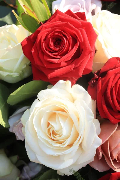 Arranjo Flores Com Rosas Laranja Lilás Vermelho Branco — Fotografia de Stock