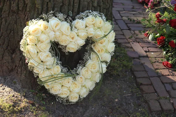 Ein Sympathisches Blumengesteck Herzform Weiße Rosen — Stockfoto