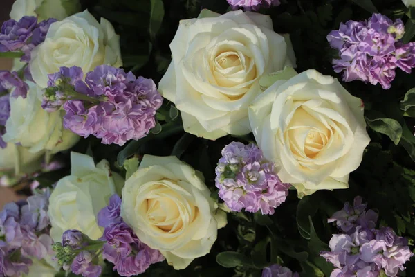 大きな結婚式の中心に白いバラと紫色の花 — ストック写真