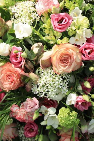 Рожеві Білі Квіти Змішаному Квітковому Весільному Центрі — стокове фото