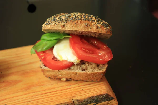 Italiaanse Caprese Sandwiches Met Verse Tomaten Mozzarella Kaas Basi — Stockfoto