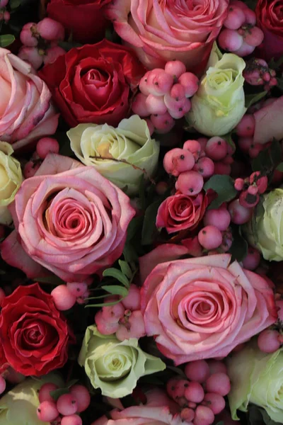 紫色的玫瑰和粉色的浆果在一个大的婚礼中心 — 图库照片