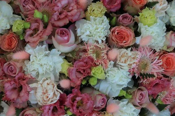 Ροζ Και Άσπρο Στολίδι Γάμου Διάφορα Λουλούδια Και Φτερά Αποχρώσεις — Φωτογραφία Αρχείου