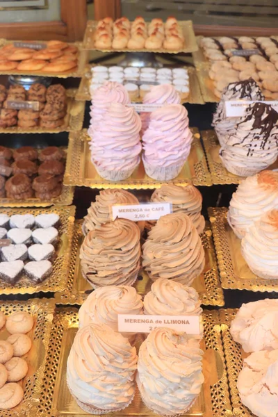 Lahodné Sladké Koláčky Cukrárně Barceloně Různé Barvy Chutě Text Etiketě — Stock fotografie
