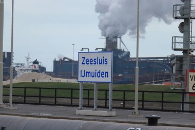 IJmuiden, Hollanda - 22 Ocak 2022: Zeesluis IJmuiden, dünyanın en büyük deniz kilidi: 500 metre uzunluğunda, 70 metre genişliğinde ve 18 metre derinliğinde. 26 Ocak 2022 'de Hollanda Kralı Willem Alexander tarafından resmi açılış töreni.