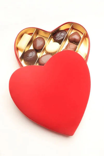 ベルベットのハート型のギフトボックスで豪華なバレンタインチョコレート — ストック写真