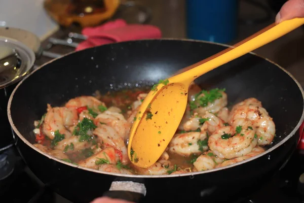 Langostinos Gambas Marinados Con Aceite Oliva Ajo Perejil —  Fotos de Stock