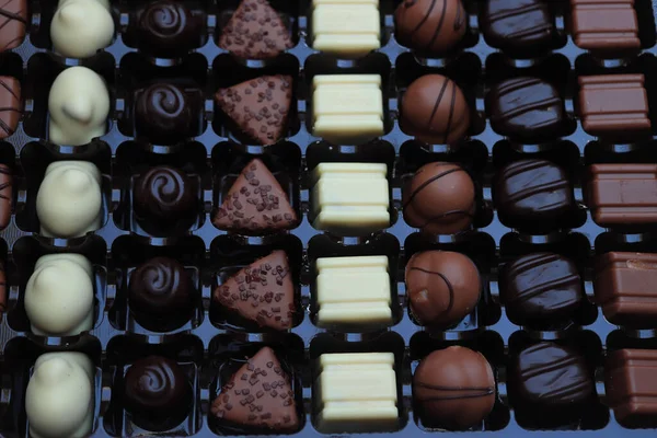 Chocolates Luxuosos Uma Caixa Presente Várias Formas Cores — Fotografia de Stock