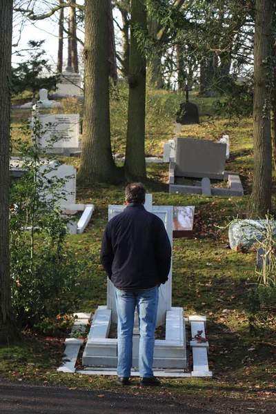 Man Een Kerkhof Staande Voor Een Graf — Stockfoto