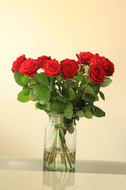 Cam vazoda kırmızı bir sevgililer günü buketi