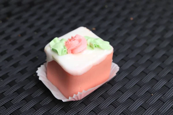 ピンクと緑のバタークリームの装飾と新鮮なピンクのMarzipan菓子 — ストック写真