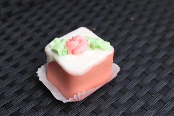 Frische Rosa Marzipan Konfekt Mit Rosa Und Grünen Buttercreme Dekorationen — Stockfoto