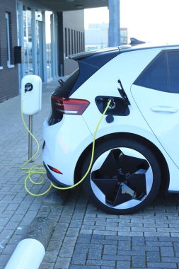 hibrit araba şarj bir elektrik şarj istasyonu