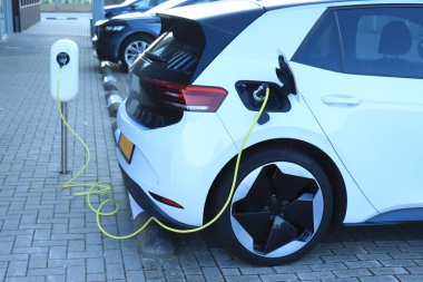 hibrit araba şarj bir elektrik şarj istasyonu