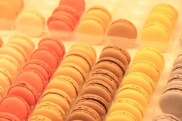 Macarons Různých Příchutích Měkkých Barvách Displeji Obchodě — Stock fotografie