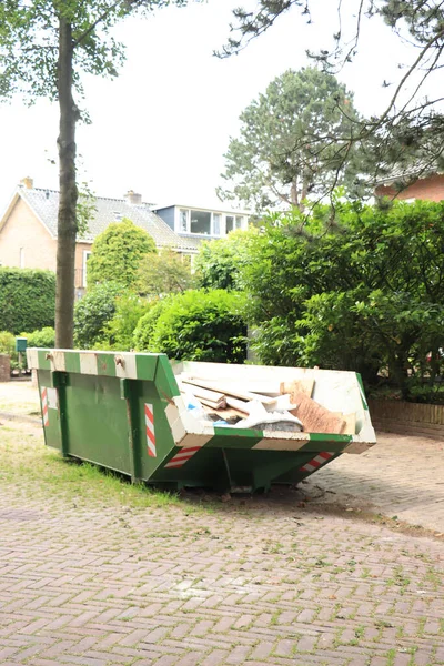 Geladen Container Buurt Van Een Bouwplaats Een Woningrenovatie Onderhoud — Stockfoto