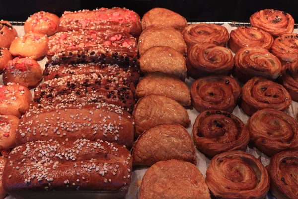 Типичный Французский Хлеб Большой Пекарне Различные Сорта Шоколада Изюма Жемчуга — стоковое фото