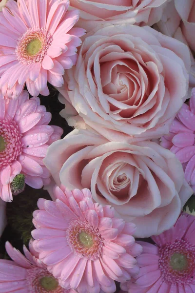 Roses Roses Pâles Gerberas Dans Arrangement Mariage Floral — Photo