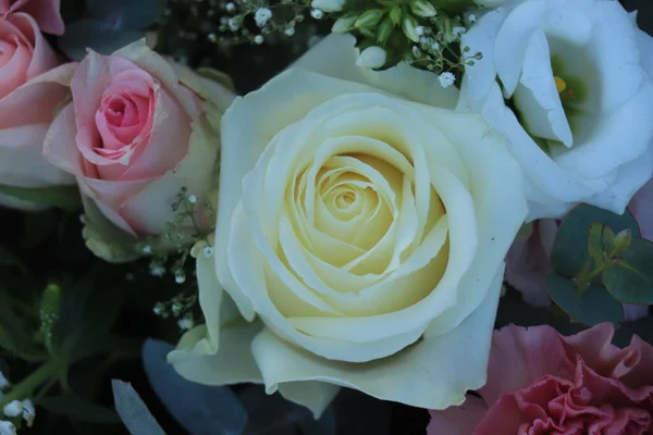 Roses Roses Blanches Oeillets Dans Une Grande Pièce Maîtresse Mariage — Photo
