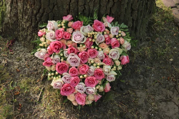 Een Sympathie Bloemstuk Een Hartvorm Roze Paarse Rozen — Stockfoto