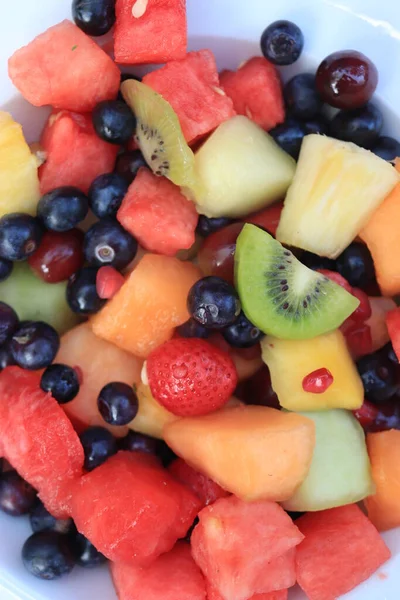 Ensalada Frutas Jugosas Frescas Colores Brillantes Decoradas Con Hojas Menta — Foto de Stock