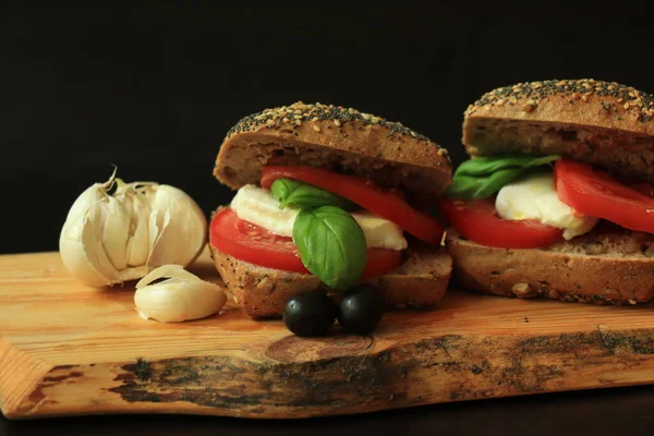 Italienische Caprese Sandwiches Mit Frischen Tomaten Mozzarella Und Basi — Stockfoto