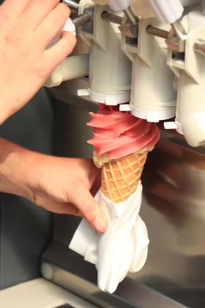 Mujer Sosteniendo Cono Waffle Debajo Una Máquina Con Hielo Suave — Foto de Stock