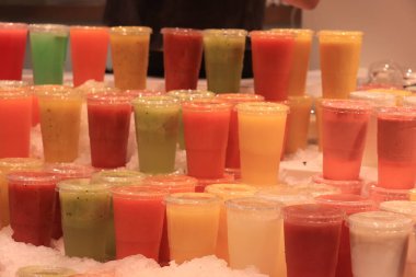 Barcelona 'da bir markette taze meyveli içecekler.