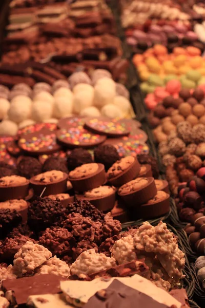 スペインのバルセロナの市場で異なる色と形のチョコレートのプラリネ — ストック写真