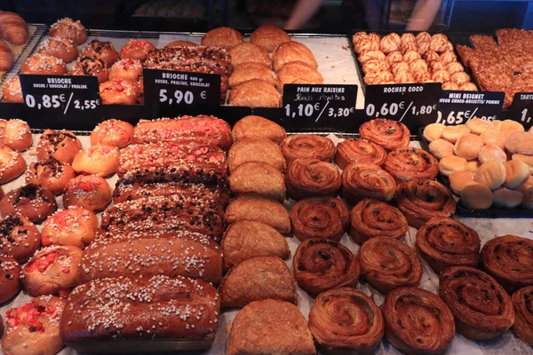 大きなパン屋で典型的なフランスパン チョコレート レーズンと砂糖の真珠の様々な種類 タグのテキスト フランス語で商品説明 ユーロで価格 — ストック写真