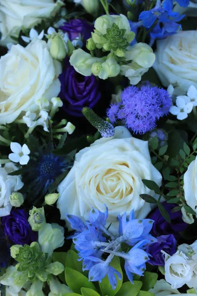 Arranjo Flor Branco Azul Casamento Rosas Brancas Larkspur Azul — Fotografia de Stock