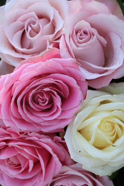Rózsaszín Lila Fehér Esküvői Rózsák Virágos Esküvői Elrendezésben — Stock Fotó