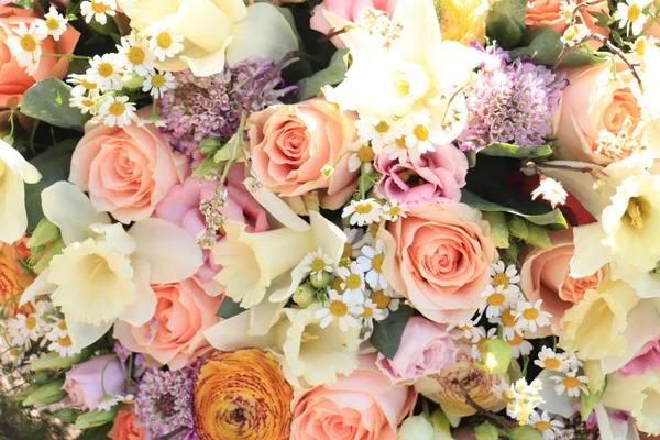파스텔 색조의 꽃들과 꽃다발을 — 스톡 사진
